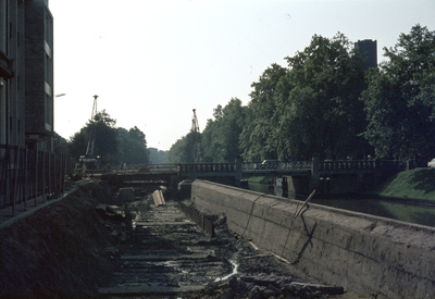 801475 Afbeelding van de werkzaamheden op de Rijnkade te Utrecht ten behoeve van de aanleg van de spuikoker. Op de ...